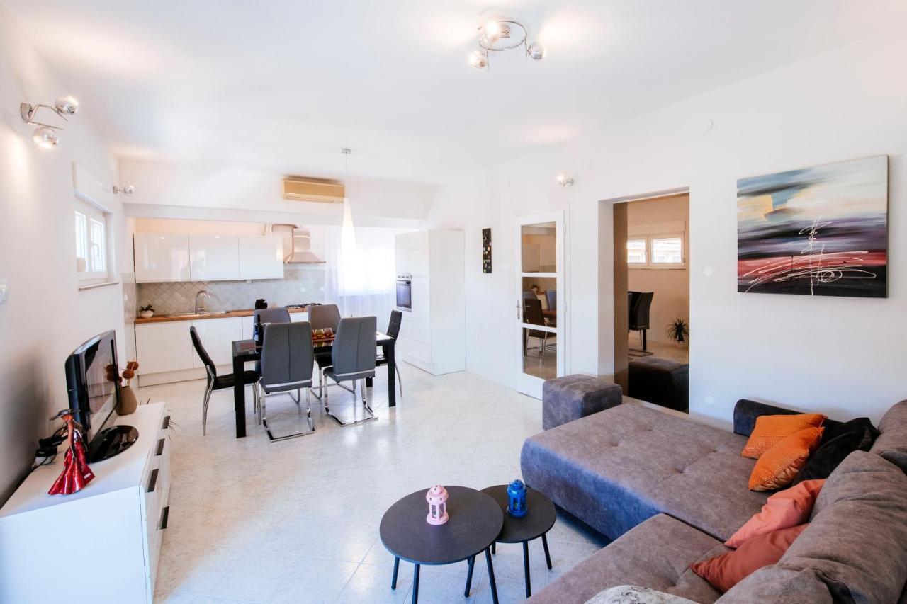 Bayshore Apartment Zara Esterno foto